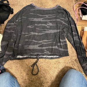 Lightweight tie crewneck